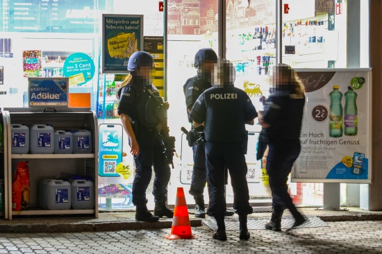 Gro�einsatz der Polizei nach mutma�lichem Raub�berfall auf Tankstelle in Wels-Neustadt