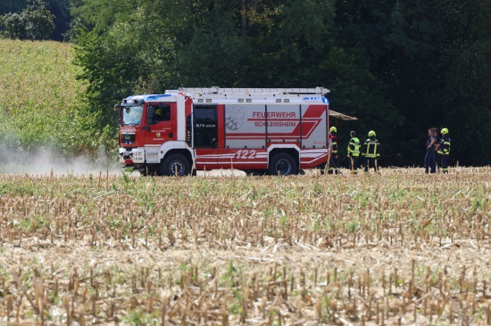 Glosende Stelle in einem Feld bei Schlei�heim durch Feuerwehr rasch abgel�scht