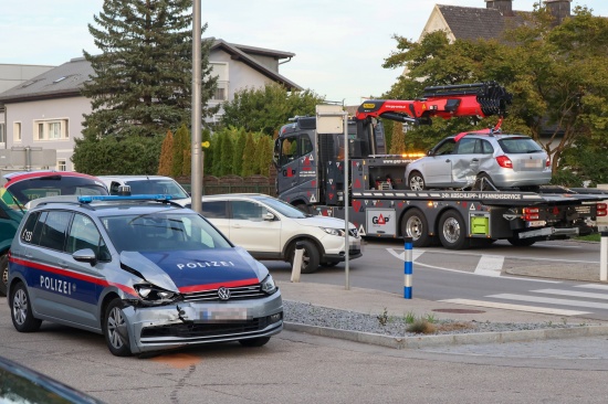 Crash zwischen Streifenwagen und PKW auf Gmundener Stra�e in Edt bei Lambach