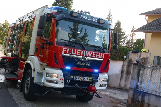 Nachl�scharbeiten nach Kleinbrand in der Garage eines Wohnhauses in Hargelsberg