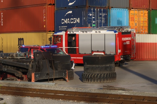 Gefahrstoffeinsatz: Feuerwehr bei kleinem Schadstoffaustritt in Wels-Puchberg im Einsatz