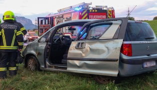 Auto in Seitenlage: Junger PKW-Lenker bei Verkehrsunfall in Vorchdorf nahezu unverletzt