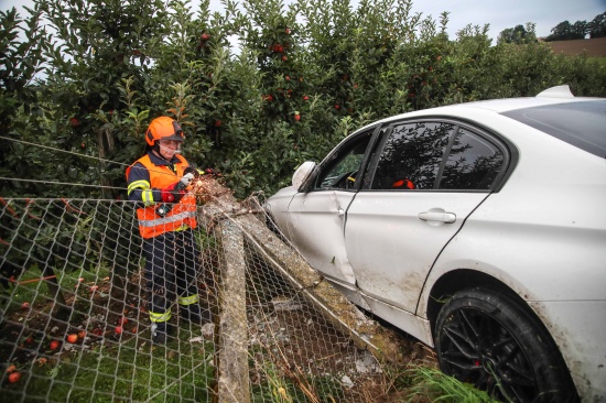 Auto bei Verkehrsunfall in Buchkirchen in Zaun einer Apfelplantage gekracht