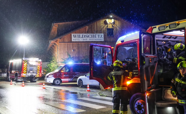 N�chtlicher Brandeinsatz von Feuerwehr, Rettung und Polizei in einem Hotel in Altm�nster