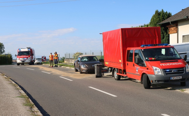 Auto bei Verkehrsunfall in Buchkirchen gegen Verkehrszeichen geprallt