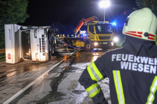 Wohnmobil umgest�rzt: Drei Verletzte bei Crash zwischen zwei PKW und einem Reisemobil bei Pinsdorf