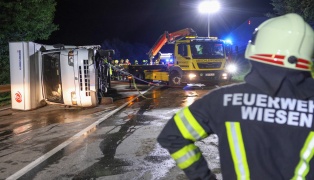 Wohnmobil umgest�rzt: Drei Verletzte bei Crash zwischen zwei PKW und einem Reisemobil bei Pinsdorf