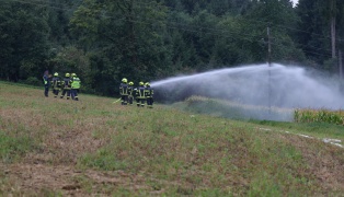 Feuerwehr bei Brand eines Mittelspannungsmastens auf einem Feld in Edt bei Lambach im Einsatz