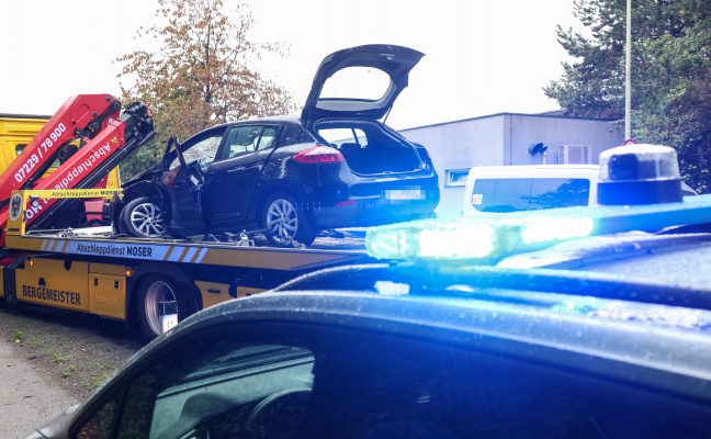 Einsatzkr�fte nach schwerem Crash zwischen Taxibus und PKW in Leonding im Einsatz