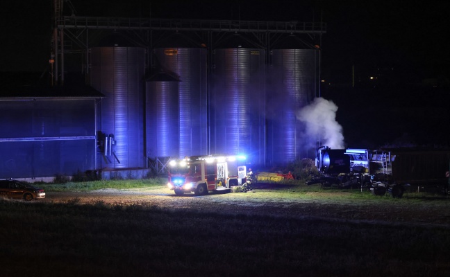 Feuerwehr bei Brand auf dem Areal eines landwirtschaftlichen Betriebs in Wels-Waidhausen im Einsatz