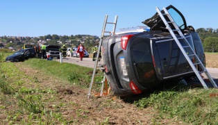 Auto in Seitenlage: Schwerer Crash mit drei beteiligten PKW in Piberbach