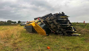 Maish�cksler bei Unfall in Burgkirchen in angrenzendes Feld gest�rzt