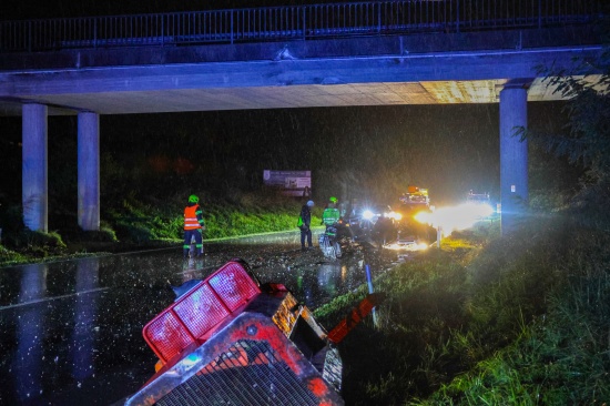 Kran abgerissen: LKW krachte in Kematen an der Krems mit ausgefahrenem Kran gegen Br�cke