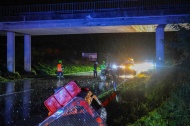 Kran abgerissen: LKW krachte in Kematen an der Krems mit ausgefahrenem Kran gegen Br�cke