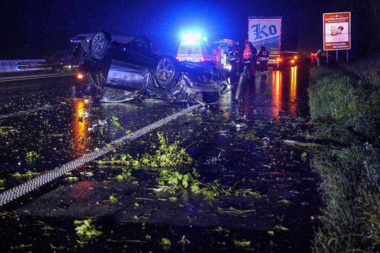Auto auf regennasser Innkreisautobahn bei Krenglbach mehrfach �berschlagen