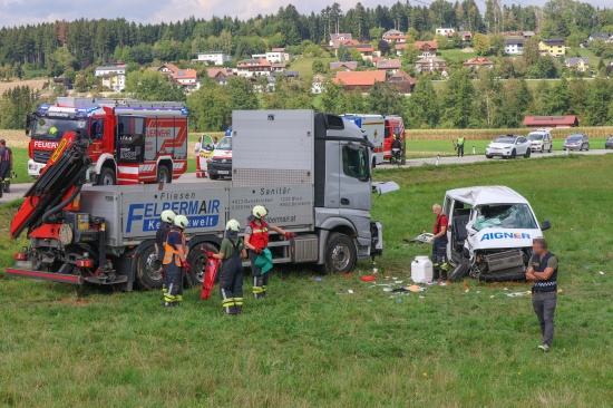 Schulbus-Crash: Sechs teils Schwerverletzte bei Unfall gegen LKW in St. Marienkirchen am Hausruck