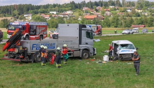 Schulbus-Crash: Sechs teils Schwerverletzte bei Unfall gegen LKW in St. Marienkirchen am Hausruck