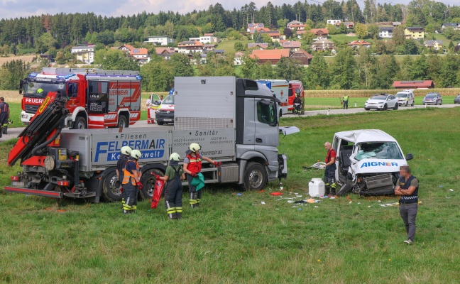 Schulbus-Crash: Sechs teils Schwerverletzte bei Unfall gegen LKW in St. Marienkirchen am Hausruck