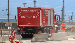 Gefahrstoffeinsatz: Einsatzkr�fte bei bef�rchtetem Schadstoffaustritt in Wels-Puchberg im Einsatz