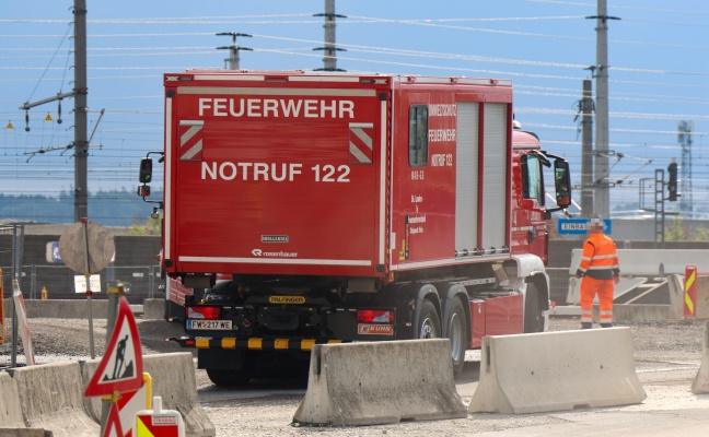 Gefahrstoffeinsatz: Einsatzkr�fte bei bef�rchtetem Schadstoffaustritt in Wels-Puchberg im Einsatz
