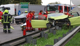 Personenrettung nach schwerem Kreuzungscrash auf Wallerner Stra�e in Pichl bei Wels