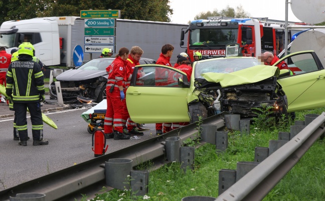 Personenrettung nach schwerem Kreuzungscrash auf Wallerner Stra�e in Pichl bei Wels