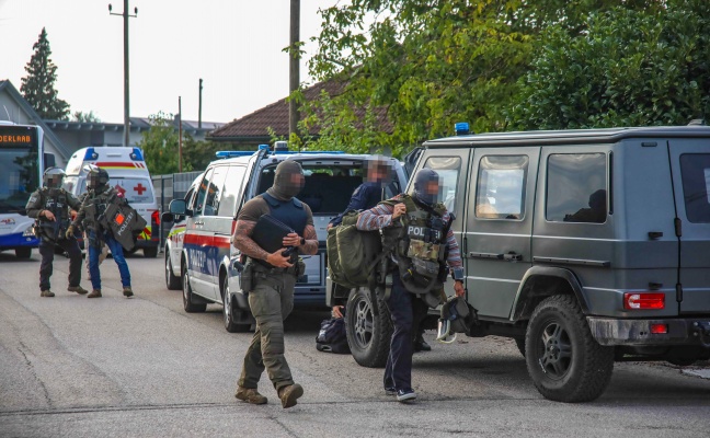 Gro�er Polizei- und Cobraeinsatz bei einem Geb�ude in Buchkirchen sorgte f�r Aufregung