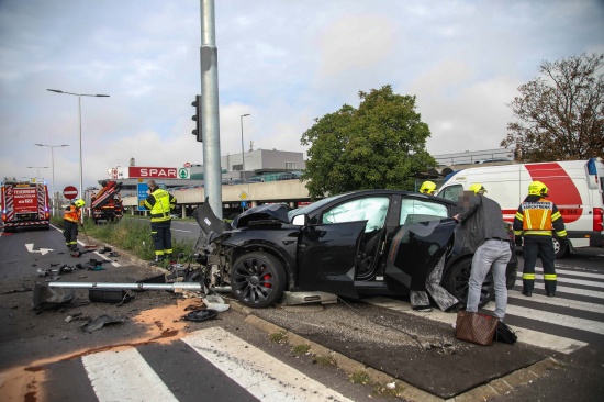 Auto bei Verkehrsunfall auf Wiener Stra�e in Marchtrenk gegen neue Verkehrsampel gekracht