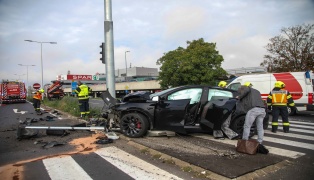 Auto bei Verkehrsunfall auf Wiener Stra�e in Marchtrenk gegen neue Verkehrsampel gekracht
