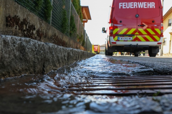 �berflutete Fahrbahn: Wasser sprudelte nach Rohrbruch aus Asphalt einer Stra�e in Gunskirchen