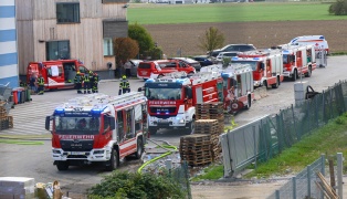 F�nf Feuerwehren bei Brand bei einem Entsorgungsunternehmen in H�rsching im Einsatz
