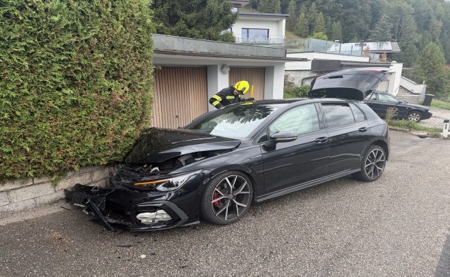 Auto bei Verkehrsunfall in Altm�nster gegen Gartenmauer geprallt
