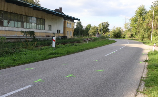 Verwirrung um Unfallstelle: Auto nach Unfall in Thalheim bei Wels auf Almtalbahn gelandet