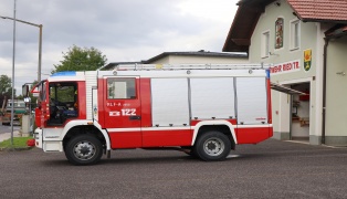F�nf Feuerwehren bei Kleinbrand am Balkon eines Mehrparteienhauses in Ried im Traunkreis im Einsatz