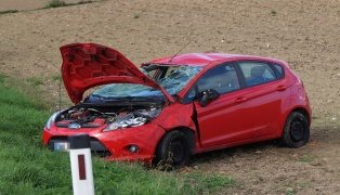 Auto �berschlagen: Einsatzkr�fte zu schwerem Verkehrsunfall nach Bad Wimsbach-Neydharting alarmiert