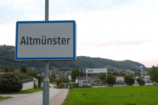Zwei Feuerwehren bei Brand bei einem Unternehmen in Altm�nster im Einsatz