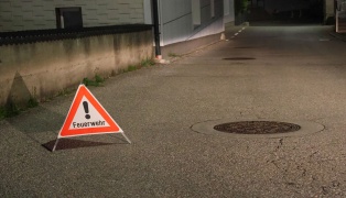 Fahrzeugbrand: Vier Feuerwehren zu Brand eines ehemaligen Betriebsgeb�udes nach Sierning alarmiert