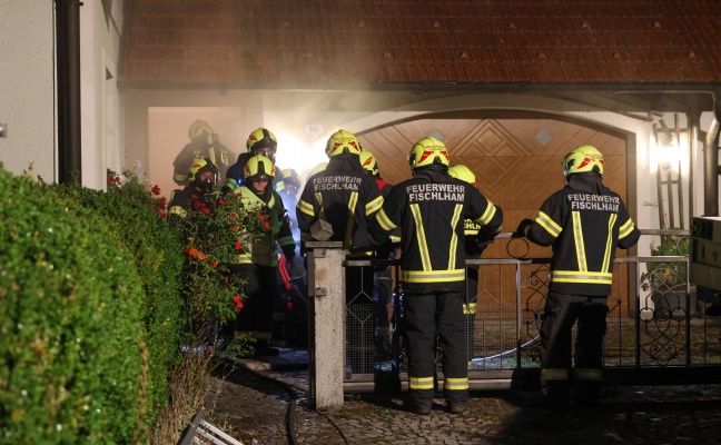 Kellerbrand: Zwei Feuerwehren bei Brand in einem Einfamilienhaus in Fischlham im Einsatz