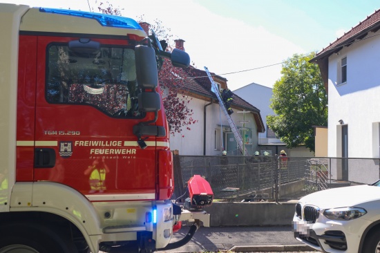 Feuerwehr bei Brandverdacht in einem Wohn- und Ordinationsgeb�ude in Wels-Pernau im Einsatz