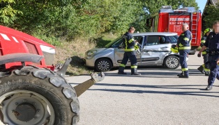 Personenrettung: Schwere Kollision zwischen Traktor und Auto in Eschenau im Hausruckkreis