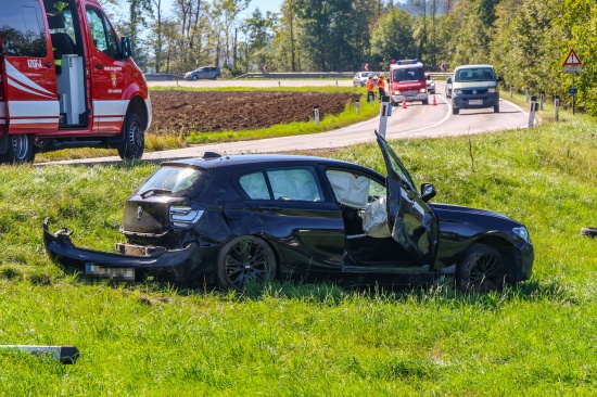 Drei Verletzte bei schwerem Crash zwischen zwei PKW auf Gmundener Stra�e in Laakirchen