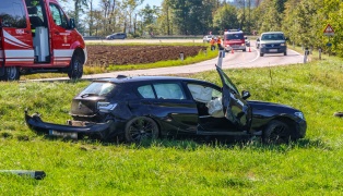 Drei Verletzte bei schwerem Crash zwischen zwei PKW auf Gmundener Stra�e in Laakirchen