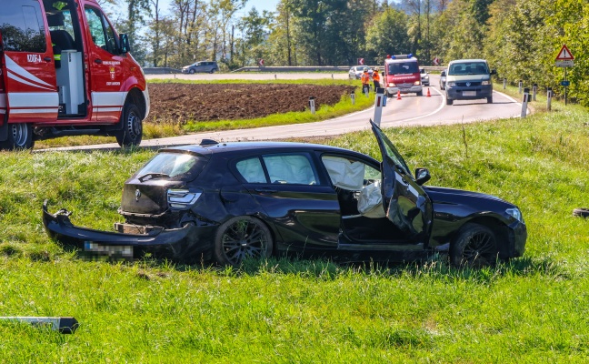 Drei Verletzte bei schwerem Crash zwischen zwei PKW auf Gmundener Stra�e in Laakirchen