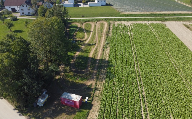 Vier teils Schwerverletzte: Bub (9) kracht in Hinzenbach mit Motocross-Bike in Zuschauer