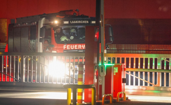 Einsatzkr�fte der Feuerwehr bei Brand bei einem Industriebetrieb in Laakirchen im Einsatz