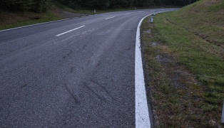 T�dlicher Verkehrsunfall: Motorradfahrer (91) auf Pyhrnpass Stra�e bei St. Pankraz schwer gest�rzt