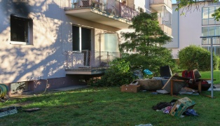 Zimmerbrand: Zwei Feuerwehren bei Brand in einem Mehrparteienwohnhaus in Traun im Einsatz