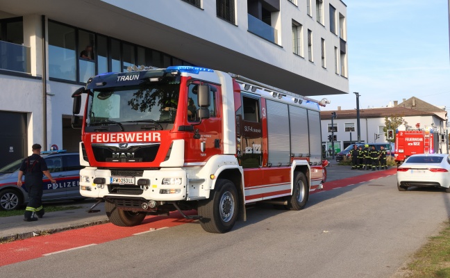 Gr��erer Einsatz bei gemeldetem Brand in einem Wohn- und Gesch�ftsgeb�ude in Traun