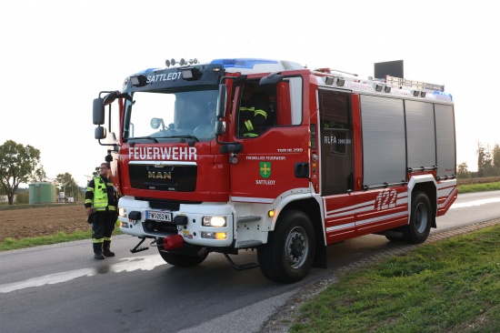 Aufr�umarbeiten durch Feuerwehr: Kreuzungscrash zwischen zwei PKW in Sattledt endet glimpflich