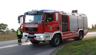 Aufr�umarbeiten durch Feuerwehr: Kreuzungscrash zwischen zwei PKW in Sattledt endet glimpflich